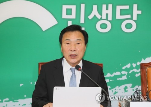 기자회견 하는 손학규(서울=연합뉴스) 진성철 기자 = 민생당 손학규 상임선대위원장이 16일 국회에서 제21대 총선 패배와 관련해 기자회견하고 있다. 2020.4.16 zjin@yna.co.kr