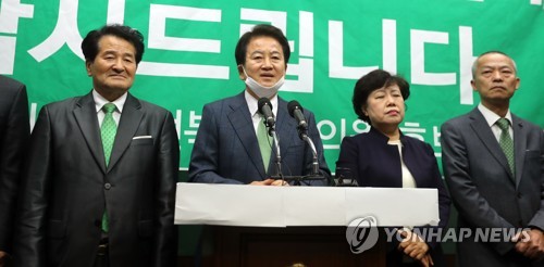 낙선 인사하는 전북 민생당 총선 후보들(전주=연합뉴스) 김동철 기자 = 민생당 전북도당 국회의원 후보들이 16일 전북도의회에서 기자회견을 갖고 "이번 총선에서 도민들께서 보내주신 투표의 의미를 겸허히 받들겠다"면서 감사 인사를 하고 있다. 왼쪽부터 김경민, 정동영, 조배숙, 조형철 후보. 2020.4.16 sollenso@yna.co.kr