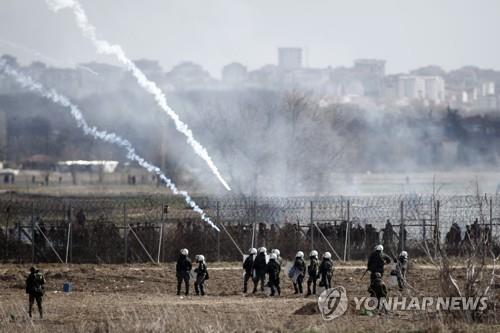 국경에 몰려든 난민을 향해 최루탄을 발사하는 그리스 경찰 [AP=연합뉴스]