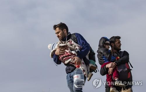 그리스 국경으로 향하는 난민 가족 [EPA=연합뉴스]