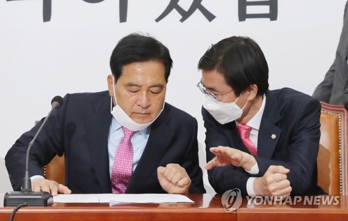 대화 나누는 심재철 대표권한대행(서울=연합뉴스) 안정원 기자 = 미래통합당 심재철 대표권한대행(왼쪽)이 17일 오전 서울 여의도 국회에서 열린 중앙선거대책위원회 해단식에서 참석자와 대화를 나누고 있다. 2020.4.17 jeong@yna.co.kr