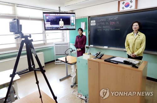 온라인 수업에 등장한 유은혜 부총리(인천=연합뉴스) 윤태현 기자 = 유은혜 부총리 겸 교육부 장관(오른쪽)이 16일 오후 인천시 강화군 강서중학교에서 진행된 온라인 수업에서 학생들에게 인사말을 하고 있다. 2020.4.16 tomatoyoon@yna.co.kr