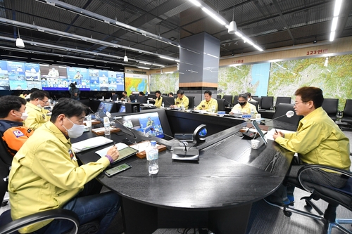 회의 참석한 경북도지사(안동=연합뉴스) 19일 경북도청에서 이철우 도지사(오른쪽쪽)와 도 관계자가 중앙안전대책본부 영상회의에 참여하고 있다. 2020.4.19 [경북도 제공. 재판매 및 DB 금지]