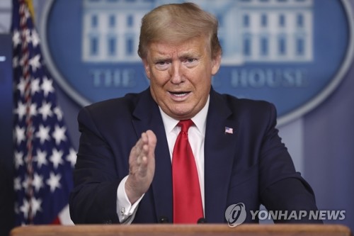 지난 17일(현지시간) 코로나19 브리핑하는 트럼프 대통령[EPA=연합뉴스]
