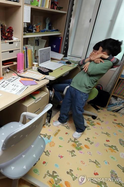 장난치는 아이들(광주=연합뉴스) 정회성 기자 = 20일 광주 남구 한 아파트에서 초등학교 1·3학년 형제가 온라인 개학을 맞아 재택수업 노트북과 태블릿 PC로 수업을 듣다가 장난치고 있다.