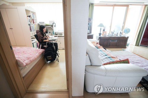 집에서 '온라인 개학'한 고등학생이 집에서 원격수업을 듣는 모습 [연합뉴스 자료사진]