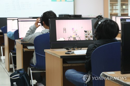 달라진 교실 풍경(수원=연합뉴스) 권준우 기자 = 초등학교 1∼3학년생들의 온라인 개학이 시작된 20일 오전 경기 수원시의 한 초등학교에서 긴급돌봄 서비스를 신청한 학생들이 교실에 나와 EBS 방송을 보고 있다. 2020.4.20 stop@yna.co.kr