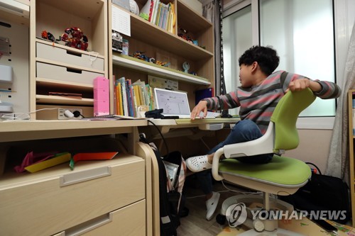 편한 자세로 온라인 수업(광주=연합뉴스) 정회성 기자 = 20일 광주 남구 한 아파트에서 온라인 개학을 맞은 초등학교 3학년 어린이가 편한 자세로 앉아 수업을 듣고 있다. 2020.4.20 hs@yna.co.kr