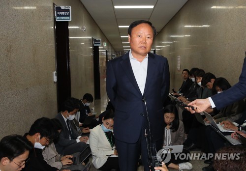 답변하는 미래통합당 김재원 정책위의장(서울=연합뉴스) 진성철 기자 = 20일 오전 서울 여의도 국회에서 예정된 미래통합당 비공개 최고위원회의에 김재원 정책위의장이 참석하며 기자들의 질문에 답하고 있다. 2020.4.20 zjin@yna.co.kr