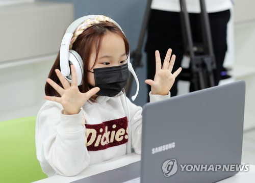 화상 인사하는 초등학생(청주=연합뉴스) 이승민 기자 = 20일 오전 청주시 상당구 낭성초등학교 '온라인 입학식'에서 신입생이 화상으로 친구들과 인사하고 있다. 2020.4.20 logos@yna.co.kr