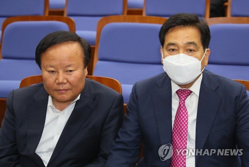 굳은 표정의 통합당 지도부(서울=연합뉴스) 진성철 기자 = 미래통합당 심재철 원내대표(오른쪽)와 김재원 정책위의장이 20일 국회에서 열린 비공개 의원총회에서 굳은 표정을 짓고 있다.  2020.4.20 zjin@yna.co.kr