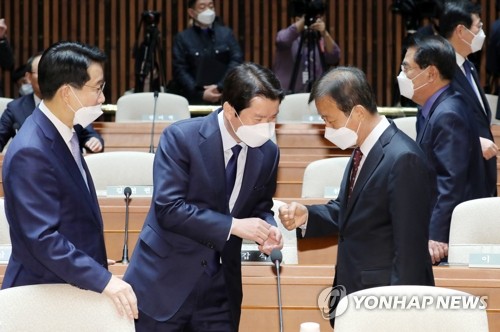 인사 나누는 민주당 의원들(서울=연합뉴스) 안정원 기자 = 더불어민주당 조정석 원내수석부대표(왼쪽부터), 이인영 원내대표, 원혜영 의원이 20일 오후 서울 여의도 국회에서 열린 의원총회에서 주먹 인사를 하고 있다.  jeong@yna.co.kr