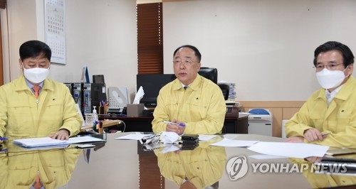 홍남기 부총리, 확대 영상 간부회의 주재(서울=연합뉴스) 홍남기 경제부총리 겸 기획재정부 장관이 20일 정부서울청사에서 서울-세종 간 영상 확대간부회의를 주재하고 있다. 이 영상 회의는 코로나 19와 관련해 사회적 거리 두기 운동의 일환이다.
[기획재정부 제공. 재판매 및 DB 금지] photo@yna.co.kr