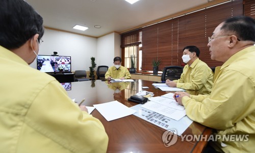 홍남기 부총리, 확대 영상 간부회의 주재(서울=연합뉴스) 홍남기 경제부총리 겸 기획재정부 장관이 20일 정부서울청사에서 서울-세종 간 영상 확대간부회의를 주재하고 있다. 이 영상 회의는 코로나 19와 관련해 사회적 거리 두기 운동의 일환이다. 
[기획재정부 제공. 재판매 및 DB 금지] photo@yna.co.kr