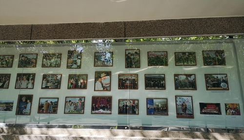 주중북한대사관 게시판 (베이징=연합뉴스) 김진방 특파원 = 김정은 북한 국무위원장이 수술을 받은 뒤 상태가 위중하다는 내용의 '건강 이상설'이 도는 가운데 중국 베이징 주재 북한대사관은 21일 특별한 동향이 포착되지 않고 평온한 모습이다. 사진은 북한대사관 정문에 게시된 김일성 주석의 사진. 2020.4.21
chinakim@yna.co.kr
(끝)