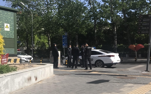 주중북한대사관에 배치된 중국 공안 (베이징=연합뉴스) 김진방 특파원 = 김정은 북한 국무위원장이 수술을 받은 뒤 상태가 위중하다는 내용의 '건강 이상설'이 도는 가운데 중국 베이징 주재 북한대사관은 21일 특별한 동향이 포착되지 않고 평온한 모습이다. 사진은 북한대사관에 배치된 중국 공안. 2020.4.21
chinakim@yna.co.kr
(끝)