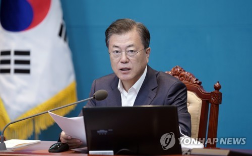 발언하는 문 대통령(서울=연합뉴스) 김주성 기자 = 문재인 대통령이 20일 오후 청와대에서 수석·보좌관 회의를 주재하고 있다. 2020.4.20 utzza@yna.co.kr