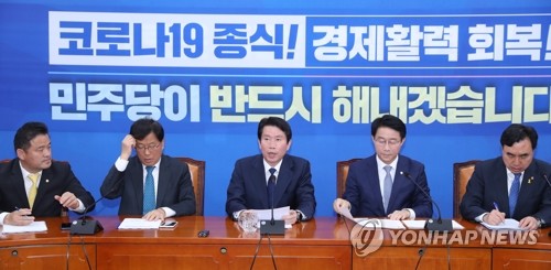 발언하는 민주당 이인영 원내대표(서울=연합뉴스) 안정원 기자 = 더불어민주당 이인영 원내대표가 21일 오전 서울 여의도 국회에서 열린 원내대표단-상임위간사단 연석회의에서 발언하고 있다.  jeong@yna.co.kr