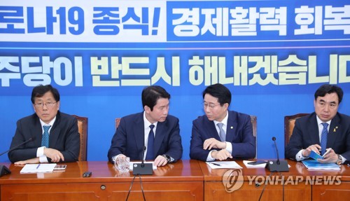 대화하는 민주당 이인영-조정식(서울=연합뉴스) 안정원 기자 = 더불어민주당 이인영 원내대표와 조정식 정책위의장이 21일 오전 서울 여의도 국회에서 열린  원내대표단-상임위간사단 연석회의에서 대화하고 있다.  jeong@yna.co.kr