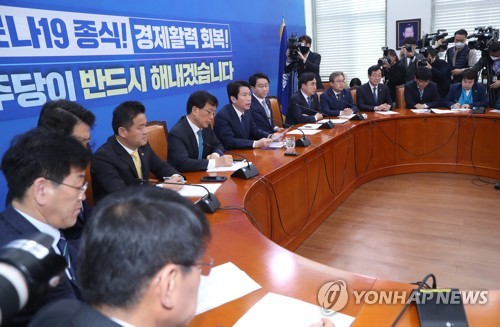 발언하는 민주당 이인영 원내대표(서울=연합뉴스) 안정원 기자 = 더불어민주당 이인영 원내대표가 21일 오전 서울 여의도 국회에서 열린 원내대표단-상임위간사단 연석회의에서 발언하고 있다.  jeong@yna.co.kr