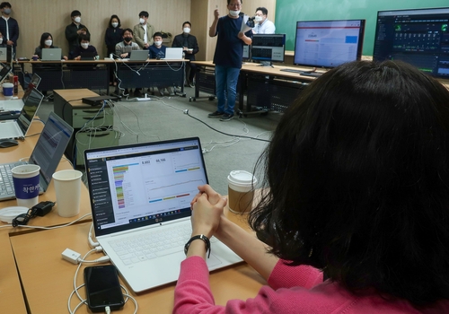 EBS 온라인클래스 서버 상황 설명(서울=연합뉴스) 이재영 기자 = 김유열 EBS 부사장이 22일 EBS 온라인클래스 운영업체인 IT업체 '유비온'의 서울 구로구 사무실에 마련된 기술상황실에서 온라인클래스 서버 상황을 설명하고 있다. 2020.4.22
jylee24@yna.co.kr