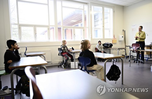 수업 재개한 학교에 15일 방문한 메테 프레데릭센 덴마크 총리(오른쪽)    [AP=연합뉴스]