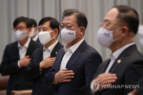 국기에 경례하는 문 대통령(서울=연합뉴스) 김주성 기자 = 문재인 대통령이 22일 오전 청와대에서 열린 제5차 비상경제회의에서 국기에 경례하고 있다. 2020.4.22 utzza@yna.co.kr