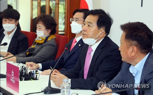 코로나19 2차 추경안 입장밝히는 심재철(서울=연합뉴스) 진성철 기자 = 미래통합당 심재철 당대표 권한대행이 22일 국회에서 열린 비공개 최고위원회의를 마친 뒤 코로나19 2차 추경안에 대한 미래통합당의 입장을 밝히고 있다.  zjin@yna.co.kr