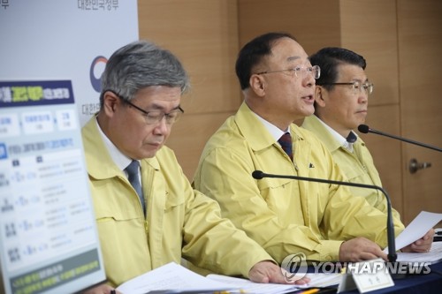 홍남기 부총리, 비상경제회의 결과 브리핑(서울=연합뉴스) 김승두 기자 = 홍남기 경제부총리 겸 기획재정부 장관과 이재갑 노동부 장관(왼쪽), 은성수 금융위원장(오른쪽)이 22일 정부서울청사 브리핑실에서 제5차 비상경제회의를 마치고 결과 합동브리핑을 하고 있다. kimsdoo@yna.co.kr