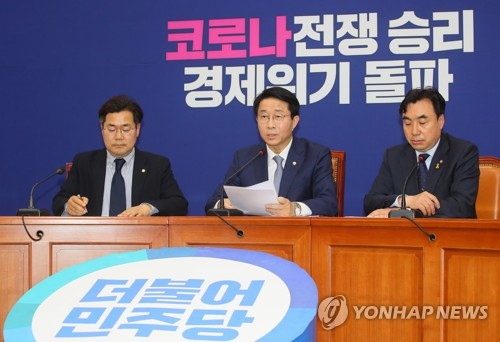 추경 긴급재난지원금 설명하는 민주당(서울=연합뉴스) 진성철 기자 = 더불어민주당 조정식 정책위의장이 22일 국회에서 추경 긴급재난지원금 지급과 관련해 브리핑하고 있다. 왼쪽부터 박찬대 원내대변인, 조정식, 윤관석 정책위수석부의장. 2020.4.22 zjin@yna.co.kr