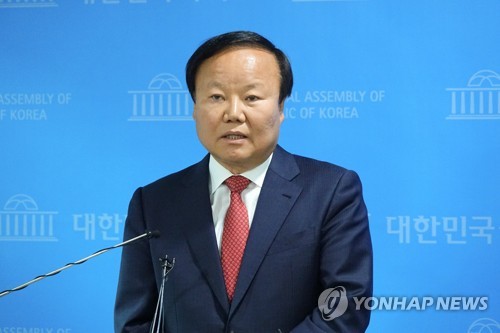 추경 긴급재난지원금 입장 밝히는 김재원(서울=연합뉴스) 진성철 기자 = 미래통합당 소속 김재원 국회 예결위원장이 22일 국회 소통관 기자회견장에서 코로나19에 따른 2차 추경 긴급재난지원금에 대한 입장을 밝히고 있다. 2020.4.22 zjin@yna.co.kr