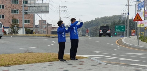 충북혁신도시에서 출근길 당선 인사하는 민주당 임호선 당선인 부부 [독자 제공. 재판매 및 DB 금지]