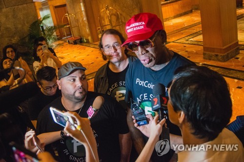 2018년 6월 도널드 트럼프 미국 대통령과 김정은 북한 국무위원장의 북미 정상회담이 열린 싱가포르를 방문해 기자들과 대화하는 데니스 로드먼[EPA=연합뉴스 자료사진]