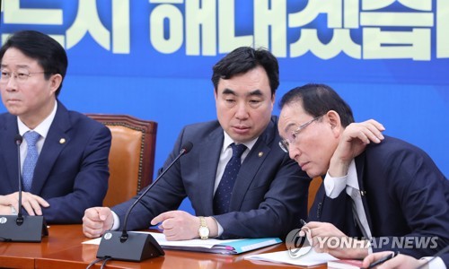 대화하는 민주당 윤관석- 최운열(서울=연합뉴스) 안정원 기자 = 더불어민주당 윤관석 정책위 수석부의장(가운데)과 최운열 금융안정 태스크포스 단장이 19일 오전 서울 여의도 국회에서 열린 정책조정회의에서 대화하고 있다. jeong@yna.co.kr