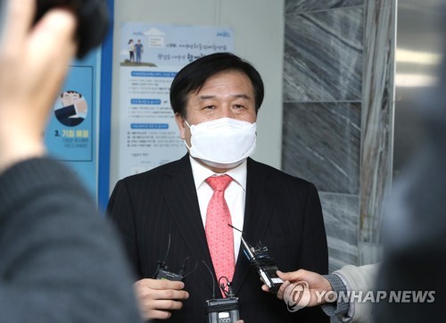 미래통합당 이진복 총괄선대본부장이 2020년 4월 10일 마포구 서강동 주민센터에서 21대 총선 사전투표를 한 후 기자들의 질문에 답변하고 있는 모습. [연합뉴스 자료사진]