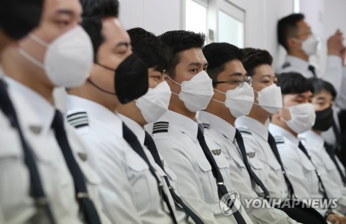 날고 싶은 이스타항공 조종사들(서울=연합뉴스) 임헌정 기자 = 22일 오후 서울 영등포구 대림동 민주노총 공공운수노조 회의실에서 열린 이스타항공 조종사노조의 공공운수노조 가입 및 향후 투쟁계획 발표 기자회견에 조종사들이 참석하고 있다. 2020.4.22