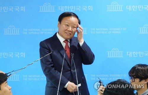 추경 긴급재난지원금 입장 밝히는 김재원(서울=연합뉴스) 진성철 기자 = 미래통합당 소속 김재원 국회 예결위원장이 지난 22일 국회 소통관 기자회견장에서 코로나19에 따른 2차 추경 긴급재난지원금에 대한 입장을 밝히고 있는 모습. zjin@yna.co.kr