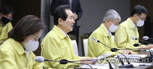 국정현안점검조정회의 주재하는 정세균 총리(세종=연합뉴스) 김주형 기자 = 정세균 국무총리(왼쪽 두번째)가 23일 오전 세종시 정부세종청사에서 열린 서울-세종 국정현안점검조정회의를 주재하며 발언하고 있다. kjhpress@yna.co.kr