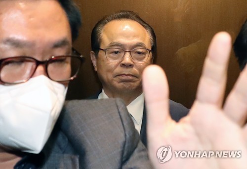 오거돈 사퇴(부산=연합뉴스) 손형주 기자 = 오거돈 부산시장이 23일 오전 부산시에서 기자회견을 열어 시장직 사퇴 의사를 밝힌 뒤 승강기에 탑승해 있다. 오 시장은 "죄스러운 말씀을 드린다. 저는 최근 한 여성 공무원을 5분간 면담하는 과정에서 불필요한 신체접촉이 있었다"며 "머리 숙여 사죄드린다"고 말했다. 2020.4.23 handbrother@yna.co.kr