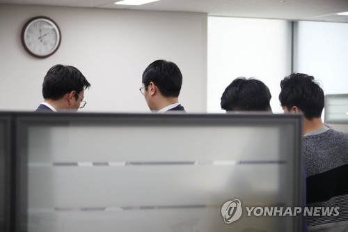 검찰 '라임자산운용 사태' 관련 금융위원회 압수수색(서울=연합뉴스) 김승두 기자 = '라임자산운용 사태' 관련해 검찰 관계자들이 23일 오후 정부서울청사내 금융위원회를 압수수색하고 있다.  2020.4.23 kimsdoo@yna.co.kr