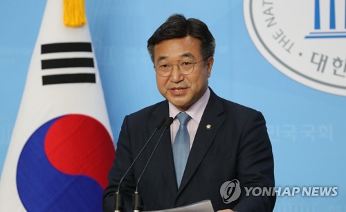 오거돈 부산시장 관련 대국민사과 회견하는 윤호중 사무총장(서울=연합뉴스) 하사헌 기자 = 더불어민주당 윤호중 사무총장이 23일 오후 서울 여의도 국회 소통관에서 기자회견을 열고 여성 공무원 성추행 사건으로 오거돈 부산시장이 사퇴한 데 대해 대국민 사과를 하고 있다. 2020.4.23 toadboy@yna.co.kr