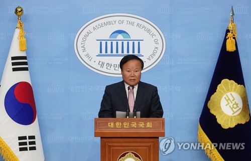 김재원, 홍 경제부총리에게 공개질의(서울=연합뉴스) 진성철 기자 = 김재원 국회 예결위원장이 23일 국회 소통관 기자회견장에서 코로나19 긴급재난지원금 추경과 관련해 홍남기 경제부총리에게 공개 질의하고 있다.  zjin@yna.co.kr