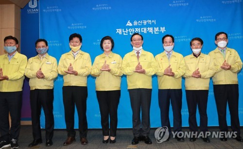 교육재난지원금 지급계획 발표한 울산 자치단체장들과 교육감(울산=연합뉴스) 23일 울산시청 프레스센터에서 울산시교육청, 울산시와 5개 기초단체 등은 학생 1인당 교육재난지원금 10만원씩 지급하겠다는 내용의 기자회견을 했다. 참석 기관장들이 의료진 응원 캠페인인 '덕분에 챌린지' 손동작을 하며 기념촬영을 하고 있다. 왼쪽부터 이선호 울주군수, 이동권 북구청장, 박태완 중구청장, 노옥희 울산교육감, 송철호 울산시장, 황세영 울산시의회 의장, 정천석 동구청장, 김석겸 남구청장 직무대행. 2020.4.23 [울산시 제공. 재판매 및 DB 금지] hkm@yna.co.kr