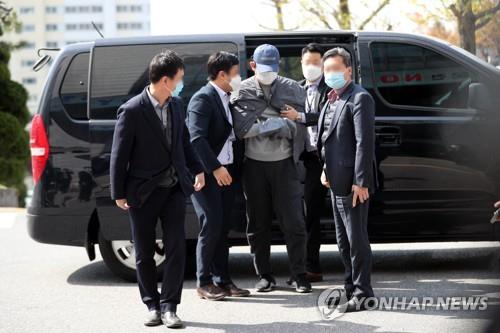 5개월 도피 끝에 덜미 잡힌 김봉현 회장(수원=연합뉴스) 권준우 기자 = 라임자산운용의 전주(錢主)로 지목된 김봉현 스타모빌리티 회장이 24일 오전 경찰 조사를 위해 경기도 수원시 경기남부지방경찰청 청사로 호송되고 있다. 2020.4.24