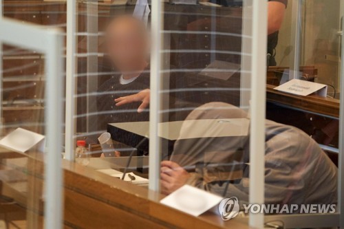 23일 독일 코블렌츠법원에서 열린 고문죄 재판에 출석한 시리아인 피고 에야드 알가립  [AFP=연합뉴스]