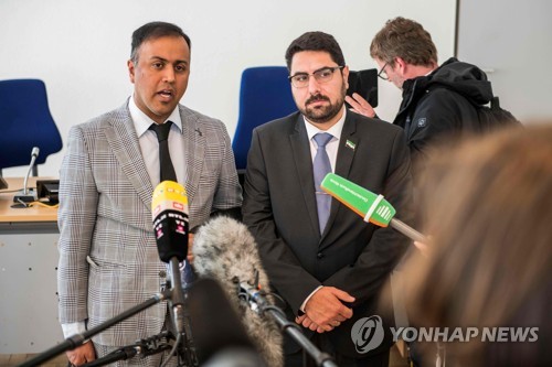 23일 전 시리아 보안기관원 출신 '시리아 난민' 2명의 반인륜범죄 혐의 재판이 열린 법정에서 취재진에 말하는 고소인측 변호인     [AFP=연합뉴스]