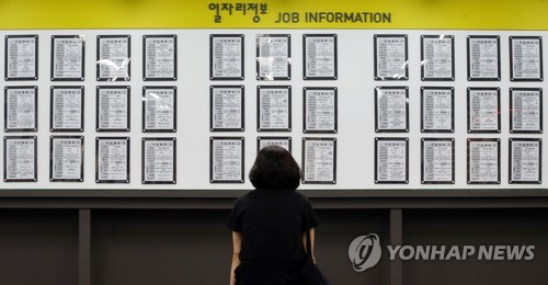 '일자리가 문제야'(서울=연합뉴스) 임헌정 기자 = 실업자의 구직활동 지원을 위해 고용보험 기금으로 지급하는 구직급여의 지난달 지급 총액이 7천587억원에 달해 또 역대 최대 기록을 깼다.
    고용노동부가 10일 발표한 '고용행정 통계로 본 2019년 5월 노동시장 동향'에 따르면 지난달 구직급여 지급 총액은 7천587억원으로, 작년 동월(6천83억원)보다 24.7% 증가했다.
    11일 서울의 한 고용복지플러스센터에서 시민이 일자리 정보 게시판을 살피고 있다. 2019.6.11 kane@yna.co.kr