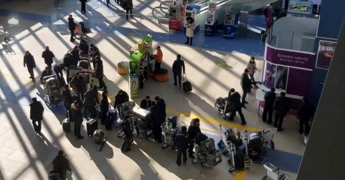 북한 송환 막바지 극동 관문 공항 평양행 노동자 북적(블라디보스토크=연합뉴스) 김형우 특파원 = 2019년 12월 20일 오후 러시아 극동 관문 공항인 블라디보스토크 국제공항에서 북한 노동자들이 평양행 비행기에 오르기 위해 기다리고 있다. vodcast@yna.co.kr