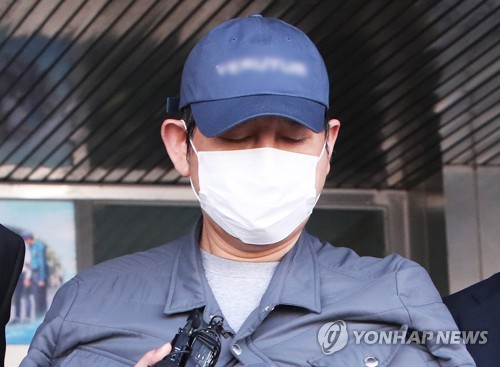 모습 드러낸 김봉현 회장(수원=연합뉴스) 홍기원 기자 = 5개월간의 도피행각 끝에 붙잡힌 1조원대 환매중단 사태를 빚은 라임자산운용의 전주(錢主)로 지목된 김봉현 스타모빌리티 회장이 경기남부지방경찰청 지능범죄수사대에서 조사를 받기 위해 24일 오전 경기도 수원남부경찰서 유치장에서 나오고 있다. xanadu@yna.co.kr