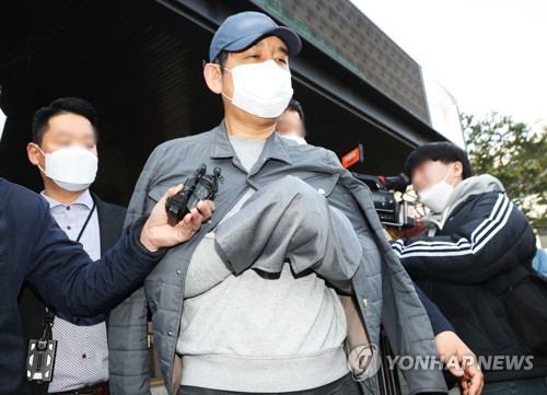 모습 드러낸 김봉현 회장(수원=연합뉴스) 홍기원 기자 = 5개월간의 도피행각 끝에 붙잡힌 1조원대 환매중단 사태를 빚은 라임자산운용의 전주(錢主)로 지목된 김봉현 스타모빌리티 회장이 경기남부지방경찰청 지능범죄수사대에서 조사를 받기 위해 24일 오전 경기도 수원남부경찰서 유치장에서 나오고 있다. xanadu@yna.co.kr